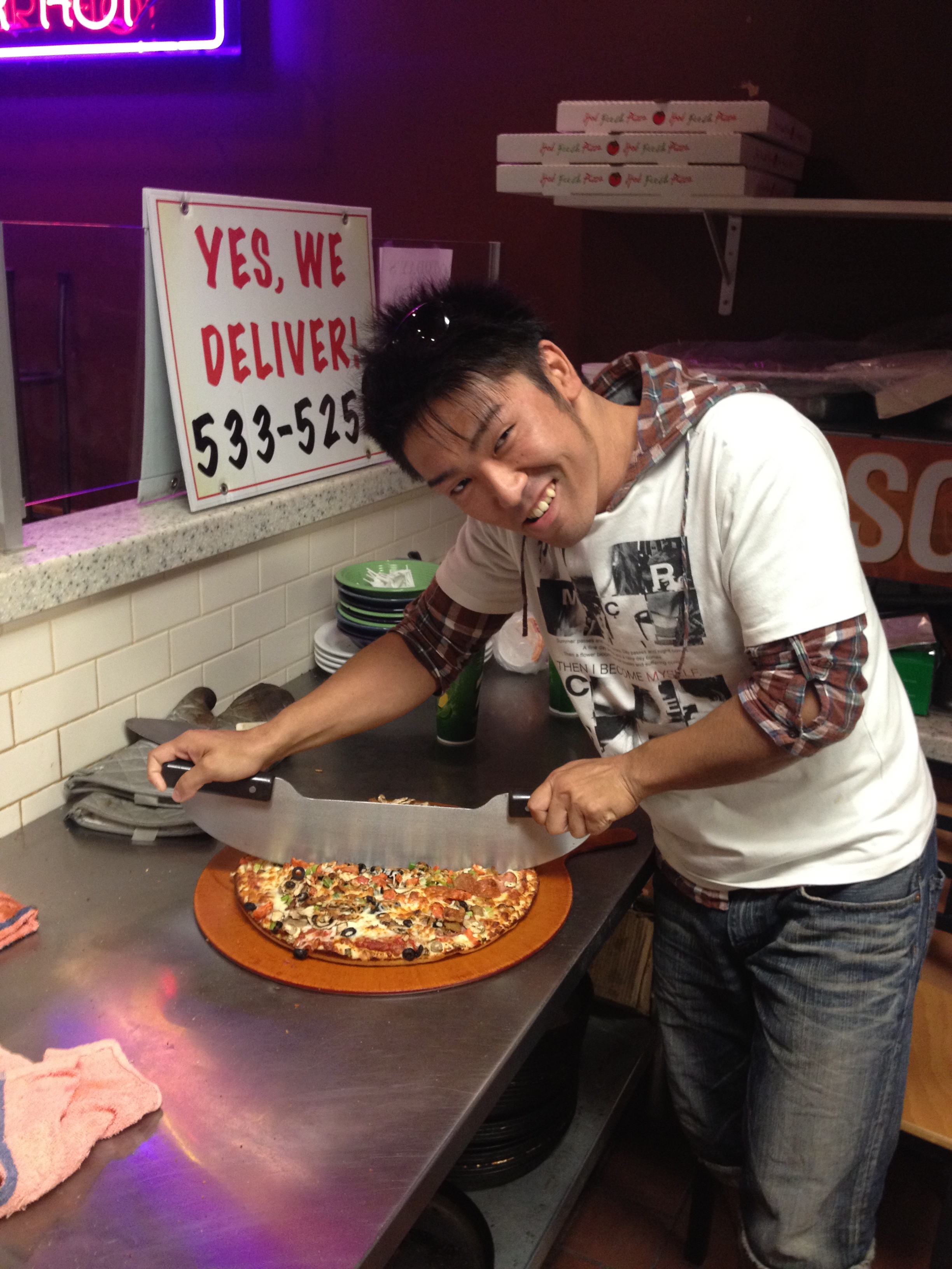 japanese Kozmoz intern cutting pizza at job taiken