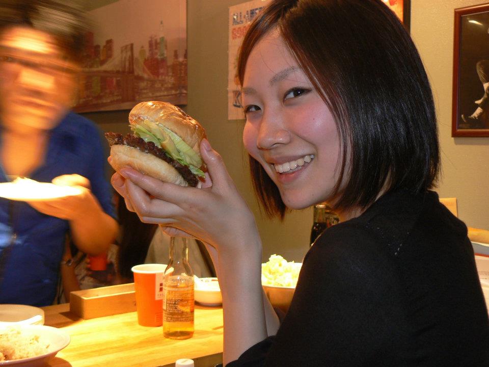 Kozmoz Kyoto Internship participant enjoying an authentic american K Burger!
