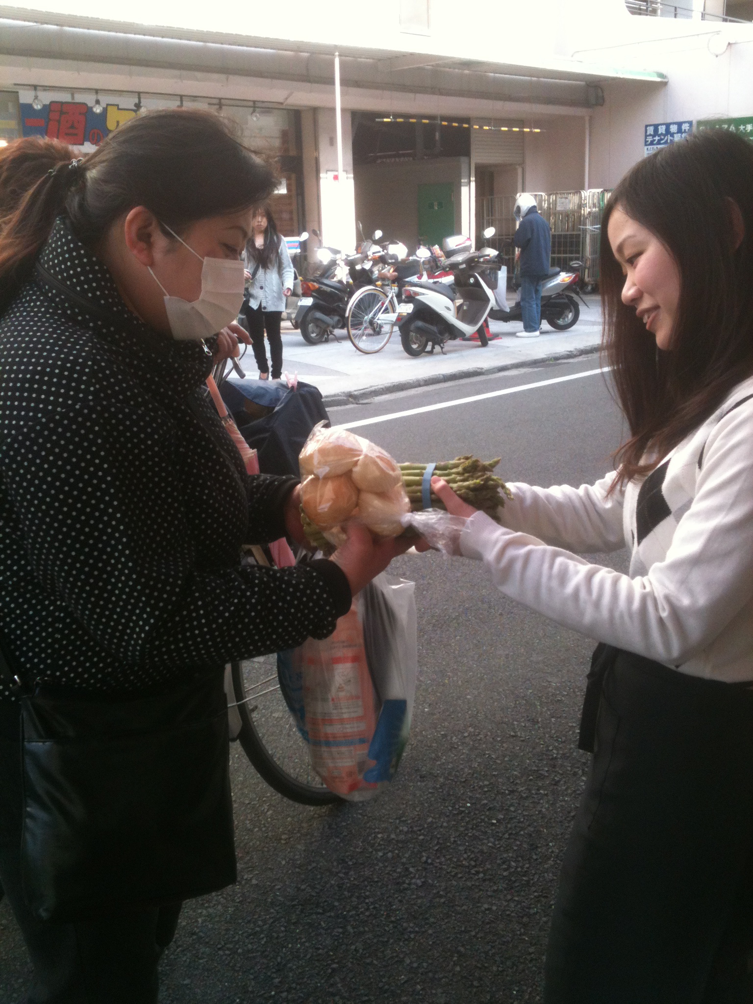 Kozmoz Japan Internship participant distributing food to the less fortunate in Kyoto 
