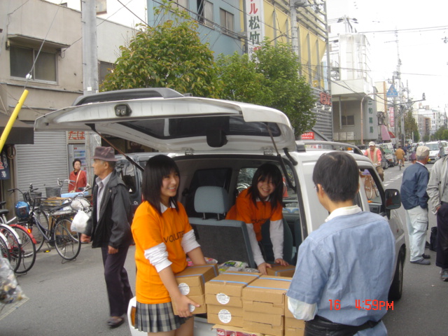 Hirano Junior High Students Delivering food to a Substance Abuse Rehabilitation Center